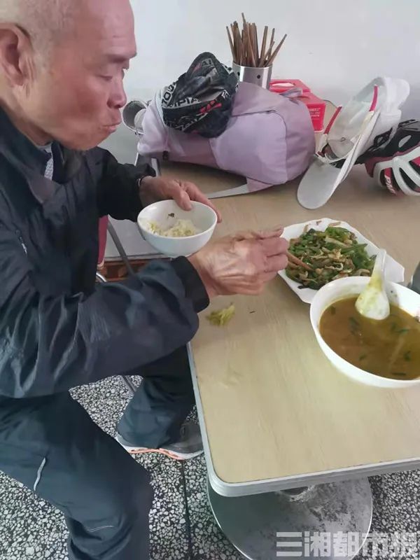 DƬ